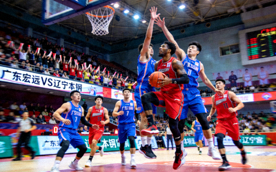 CBA联赛广东宏远队与辽宁本钢队激烈比赛场面